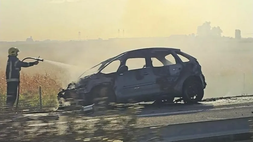 Auto-yolu Inđije yakınlarında bir araç tamamen yanmıştır.