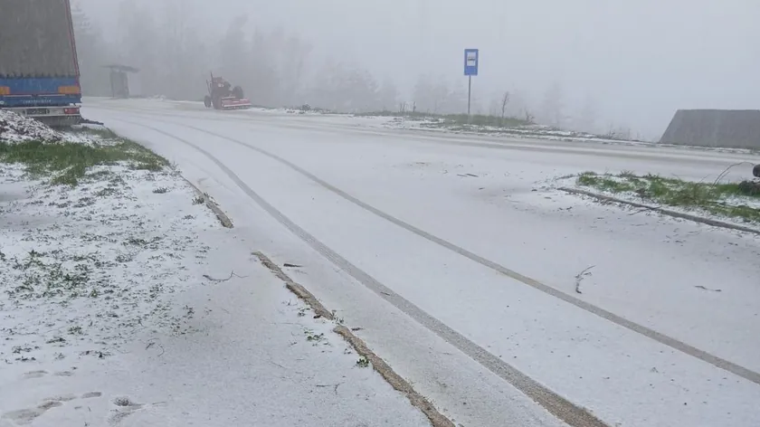 Sırbistan'ın Ivanjica bölgesinde Nisan ayında kar yağışı yolları kapladı, ahali endişeli