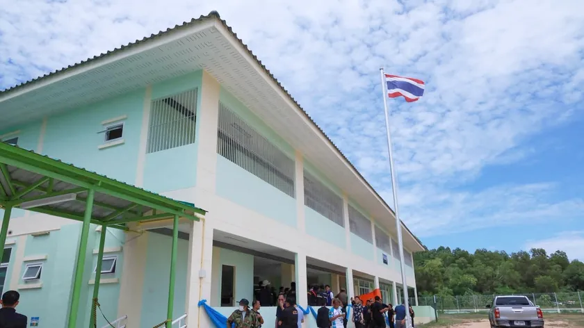 Tayland'da bir kreş merkezinde bir polis memuru eşini öldürdü.