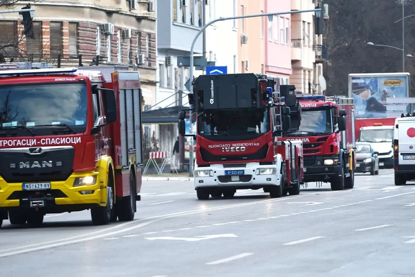 Yeni Sad'da bir otomobil yangın çıktı Mercedes bir markete park edilmişken yanmış