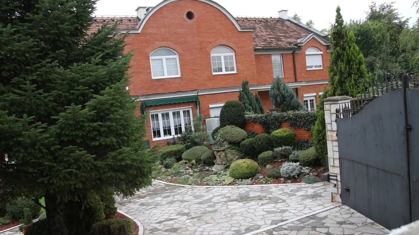 Sırp şarkıcısı Dragan Kojić Keba ve eşi Olja Bežanijska Kosa'da yeni bir ev satın aldı.