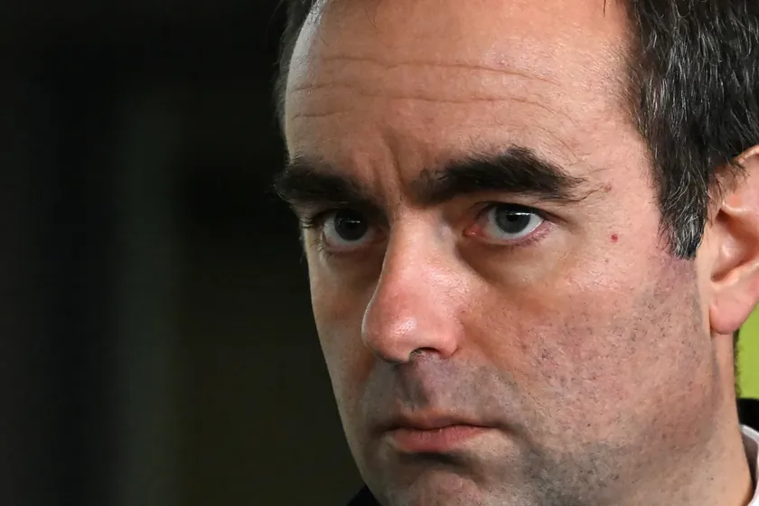 Fransa hükümeti yeni enerji stratejisi yüzünden iki güvenoyu yoklamasıyla karşılaşıyor.