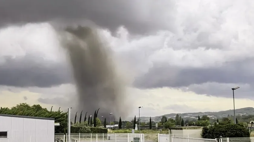 Fransa'da güçlü bir tornado selo vurdu 40'tan fazla kişi yaralandı, hamile kadına ev yıkıldı