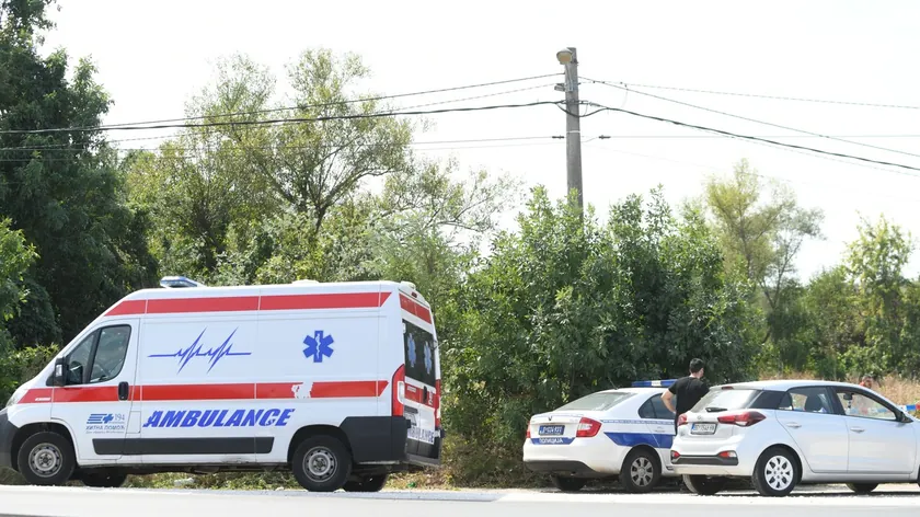 Niş yakınlarında trafik kazası Araba yoldan çıktı, ağaca çarptı