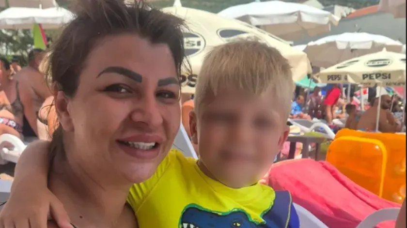 Miljana Kulić, oğluyla birlikte Karadağ'da tatilde.