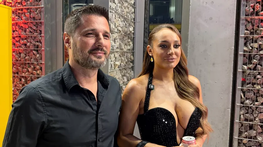 Sırp ünlü çift Luna Đogani ve Marko Miljković, Blica'nın 30. yıl dönümü partisinde göz kamaştırıcı bir görünüme sahip oldular.