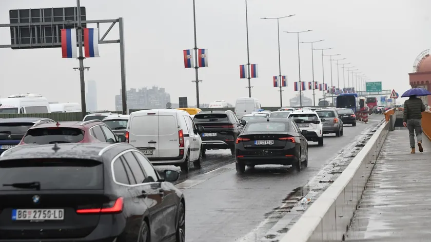 Sırbistan yollarında kötü hava koşulları nedeniyle trafik zorlaşıyor AMSS uyarıyor
