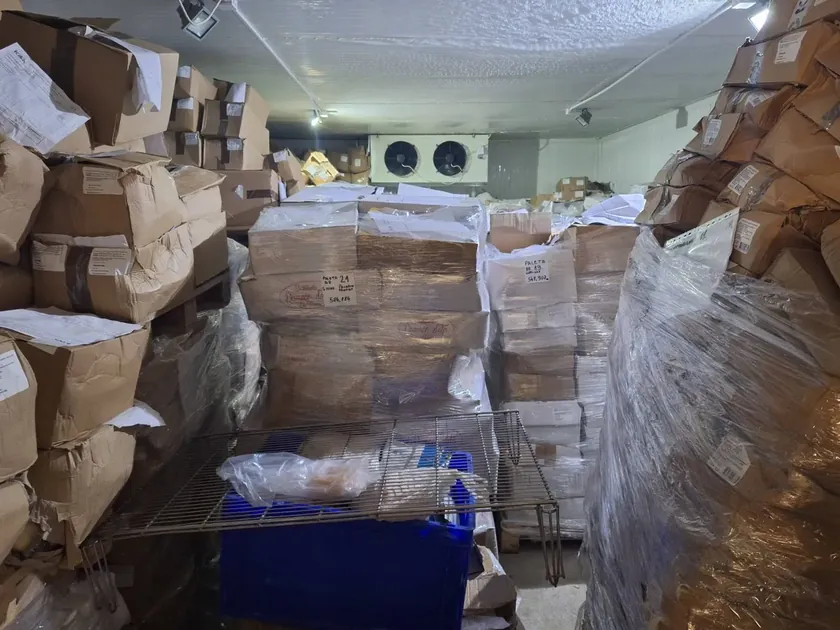 Sırbistan Kikinda'da mandıra peynirlerin raf ömrünü yasa dışı uzattı, işleme şüphesi.