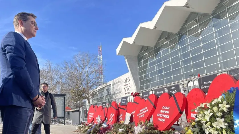 Evroparlamenter Vladimir Prebilič ölümlere saygı duruşunda bulundu Novi Sad'da