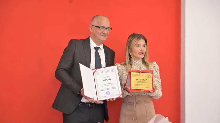 m tel şirketi Saobraćaj Fakültesi'ni Doboj'daki bilgisayar ders salonunu yeniledi ve donatım yaptı.
