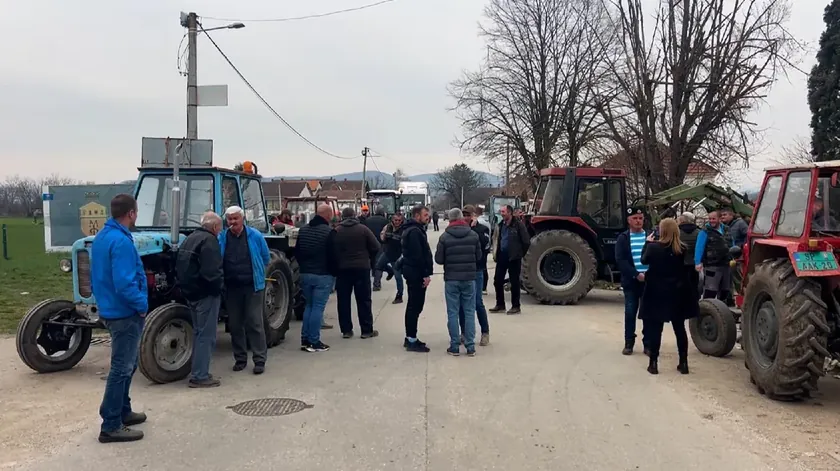 Sırbistan'da Çiftçiler Yarın Hükümetle Toplantı Yapacak Yol Blokajları Sürüyor