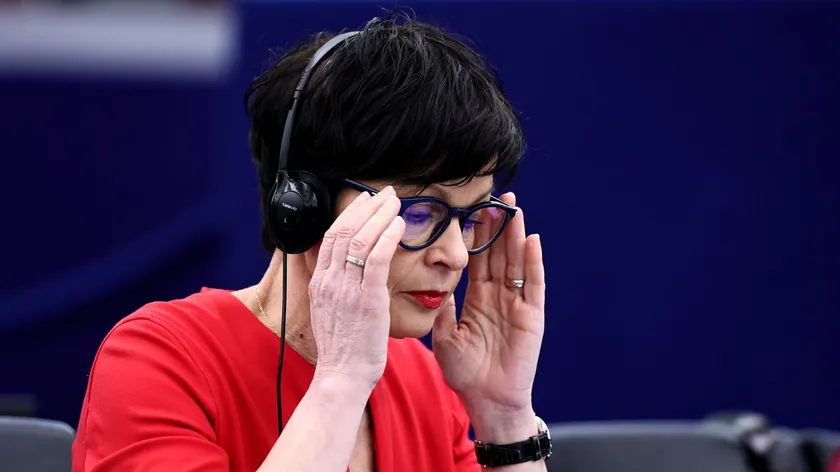 AB Komiseri Karadağ'a Genişleme Sürecinde Özel Statü Garantisi Olmadığını Belirtti