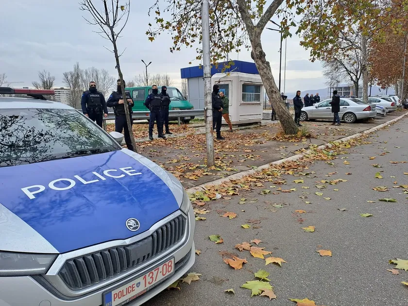 Sırp vatandaş bir savaş suçları soruşturması kapsamında öncelikle tanık olarak tutuklandıktan sonra yalan ifade verdiği gerekçesiyle gözaltına alındı.