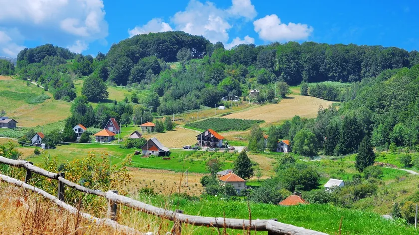 Sırbistan'ın en zengin köyü olarak bilinen Buzešku köyü, lüks evleri ve zenginliğiyle dikkat çekiyor.