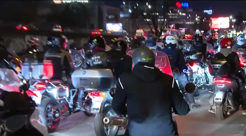 Sırbistan Belgrad'da çiçekçi kundaklaması halkı sokağa döktü motosikletliler uyarı sürüşü yaptı