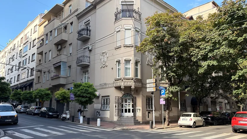 Beograd merkezinde genç bir adam bıçaklanarak ağır yaralandı.