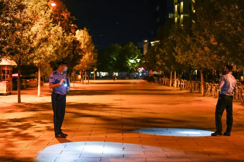 Pristina yakınlarındaki Lapljem Selu'nda okul yakınında meydana gelen silahlı saldırıda en az iki kişi gözaltına alındı.