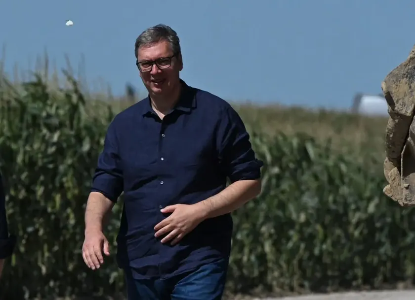 Sırbistan Cumhurbaşkanı Aleksandar Vučić, bazı üniversite profesörlerini ve kamu görevlilerini "devlet memelerine yapışan parazitler" olarak nitelendirdi.