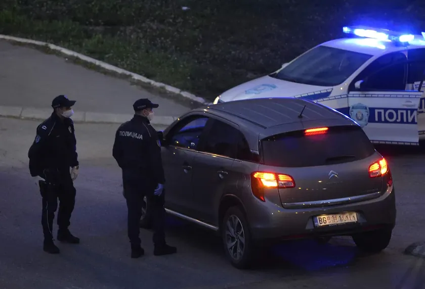 Sırbistan'ın Belgrad kentinde maskeli gençler bir genci vahşice darp etti.