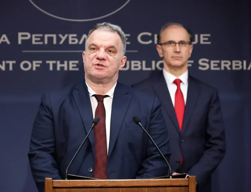 Sırbistan'ın Niş Üniversitesi Filozof Fakültesi Dekanı Vladimir Jovanoviç, fakültede yaşanan baskı nedeniyle "kategoriyel farklılık" ve "en keskin protesto"yu dile getirdi.