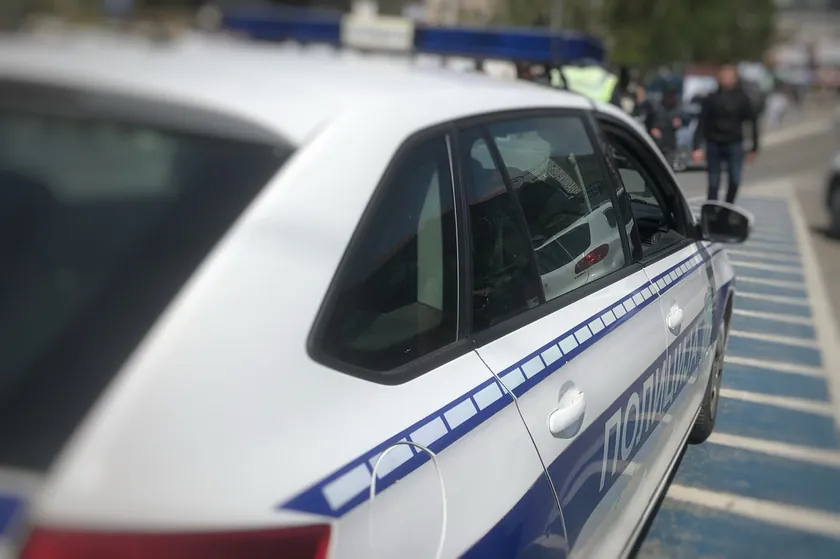 Beograd'da sahte görevli olarak tanındılar ve çantayı çalmaya çalıştılar