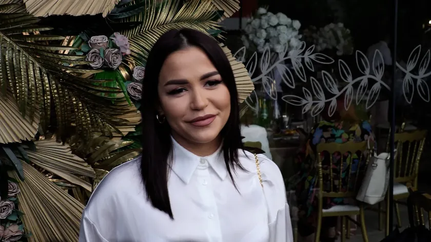 Sırp şarkıcı Aleksandra Mladenović Dubai'deki sıra dışı bikinisiyle dikkatleri üzerine çekti.