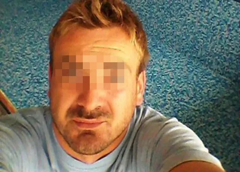 Sırbistanlı bir adam, 2017'den beri Sırbistan ve AB'den aldığı yardımlar nedeniyle eleştiriliyor.