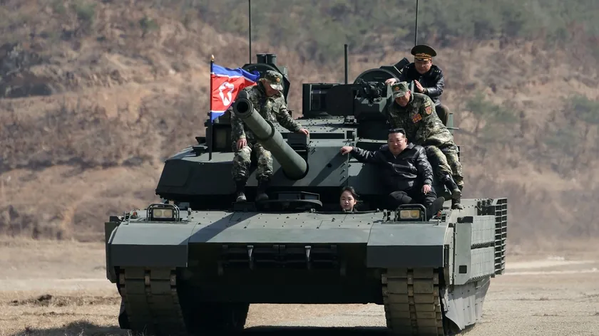 Kuzey Kore lideri Kim Jong-un'un kızı askeri tatbikatta tank kullandı