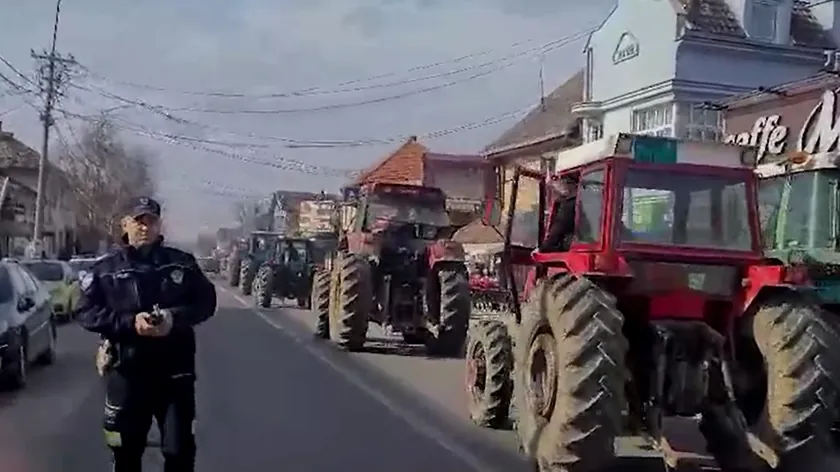 Sırbistan'da çiftçiler süt piyasası sorunları nedeniyle on yedinci gündür yolları bloke etti