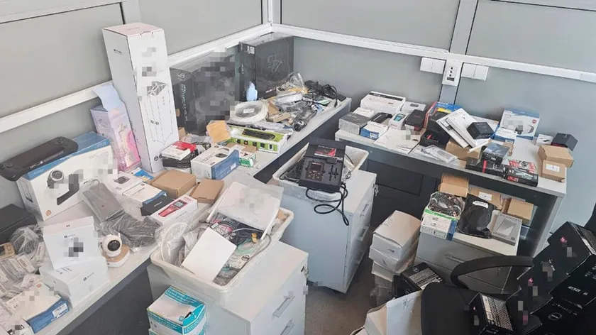 Ruslar Tivat'ta şüpheli ekipman ve neredeyse bir milyon euro ile yakalandı (foto)