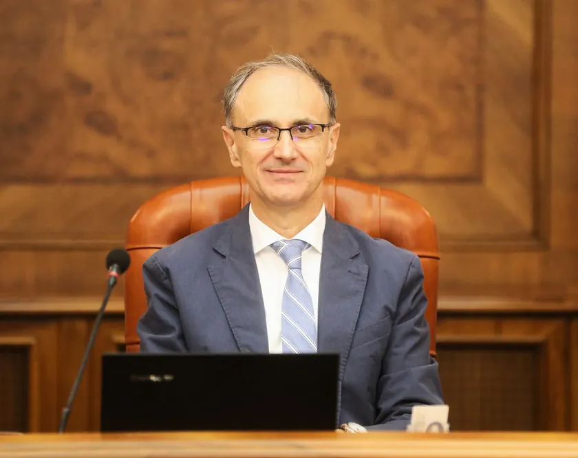 Yeni hükümet yeniden yapılanması ve seçim tarihi tartışmaları