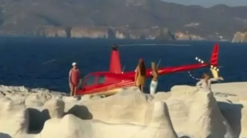 Bahatost u Grčkoj razbesnela kupače Helikopterom sleteo na plažu da bi se okupao