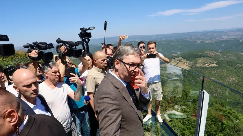 Sırbistan Cumhurbaşkanı Aleksandar Vučić Kablar'da bir gözlem noktasını ziyaret etti ve seçimlere ilişkin şunları söyledi "Neler belirsiz değil. Biliyorum sonucu, kazanacaklar."