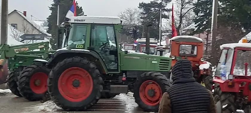 Sırbistan'da çiftçiler salı günü ülkenin birçok noktasında yolları kapatacak.