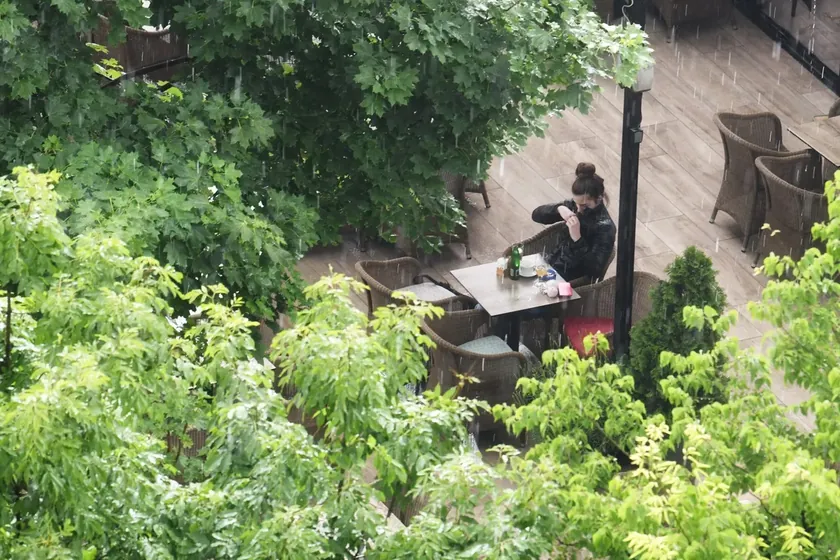 Aranđelovac'ta şiddetli bir fırtına etkili oldu, belediye hizmetleri hasarları gidermeye çalışıyor Sokaklar sel oldu, elektrik hatları koptu, iki yangın çıktı