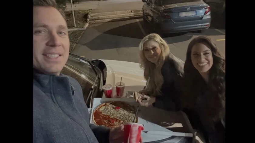 Sırbistan PZE 2026 Finali Sonrası RTS Sunucuları Otomobil Kaputunda Parti Yaptı