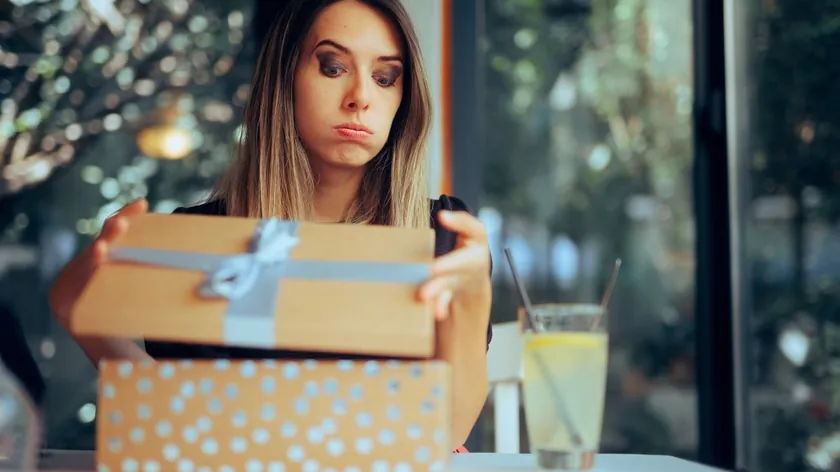 Sırbistan'da eski kayınvalide aldatılan geline düğün elbisesi göndererek şaşkınlık yarattı.