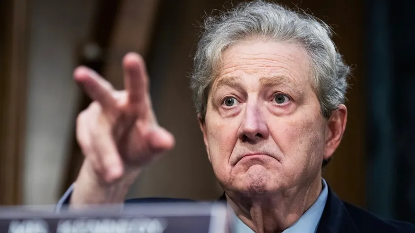 ABD Senatörü İran'daki Kız Okulu Saldırısı İçin Özür Diledi, Trump Füze İhtimallerini Değerlendirdi