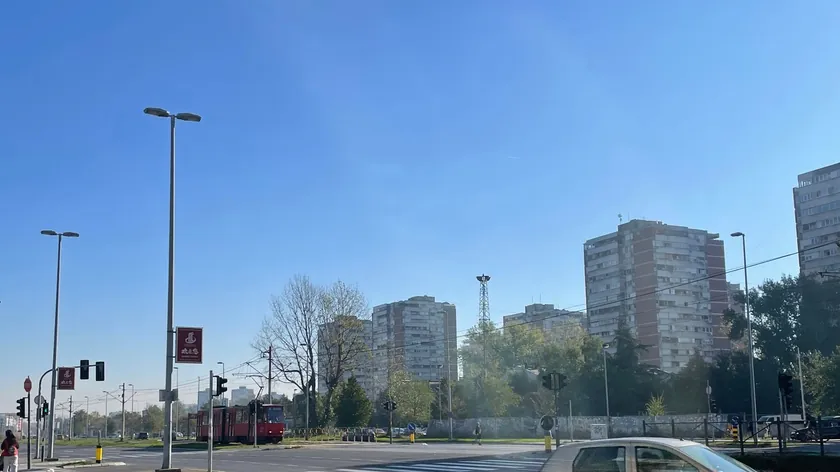 "Džaba ograda" Beograd'ta yaşlı bir kadının trafiği tehlikeli bir şekilde geçmesi
