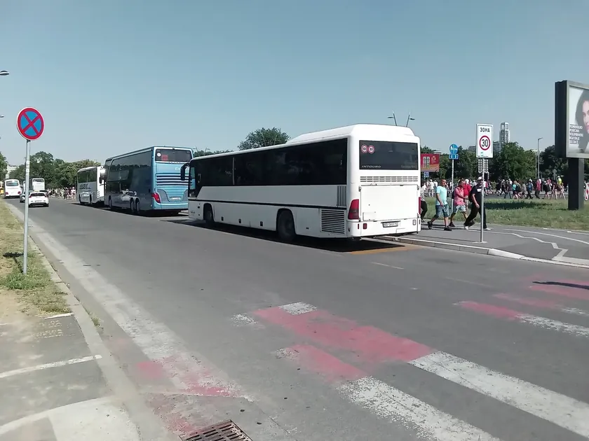 Sırbistan'da parti mitingi günü geçiş ücreti alınmaması iddiasıyla suç duyurusu yapıldı.