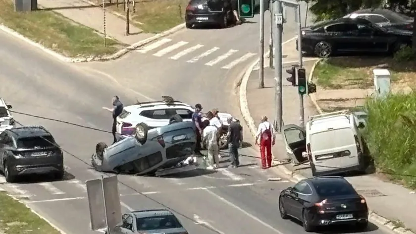 Belgrad'ın Çukaritsa bölgesinde meydana gelen kazada araçlar yoldan çıktı
