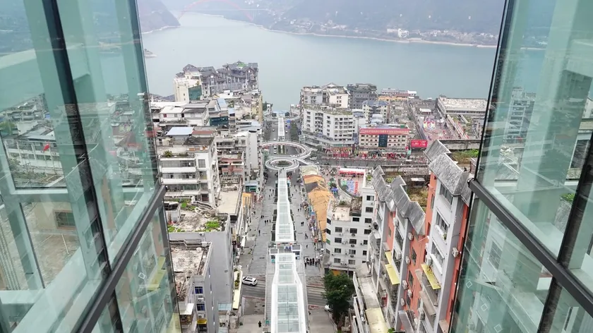 Çin Dünyanın En Uzun Yürüyen Merdivenlerini Açarak Ulaşım Rekoru Kırdı