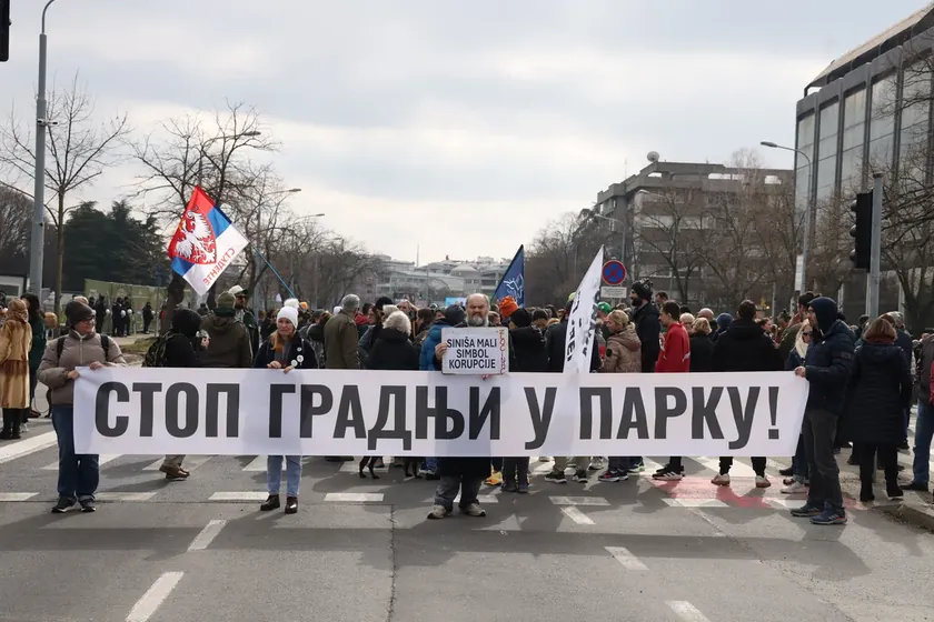 Sırbistan'ın Belgrad kentindeki Ušće Parkı'nda inşaat protestosunda polis önlem aldı.