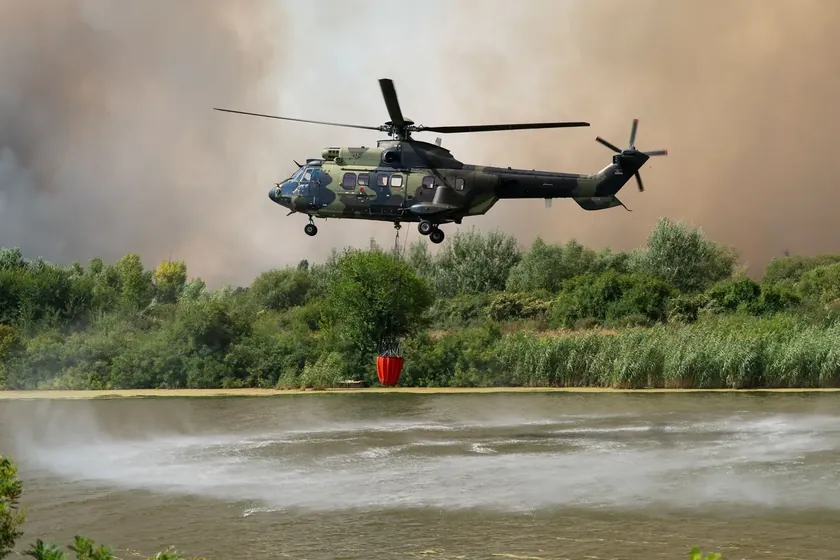 Sırbistan'da Deliblatska Peşçara'daki yangına üç Sırp Polis helikopter ve iki Avrupa Birliği helikopteri müdahale etti.