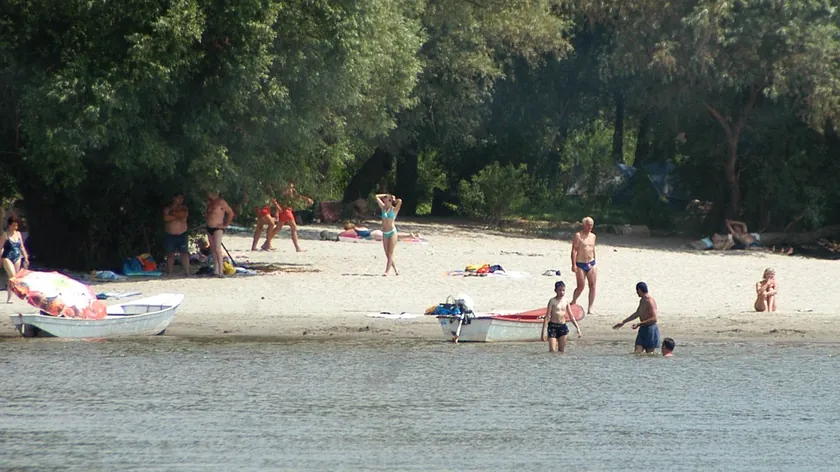 Beograd yakınlarında gizli bir kum plajı olan Bela stena.