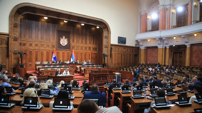 Sırbistan Parlamentosu'nda güvensizlik önergesinin görüşü yapılacak.