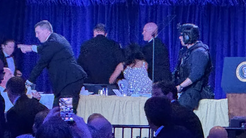 Washington'daki Yemekte Silahlı Saldırı Sonrası Trump Acil Tahliye Edildi Bir Ajan Vuruldu