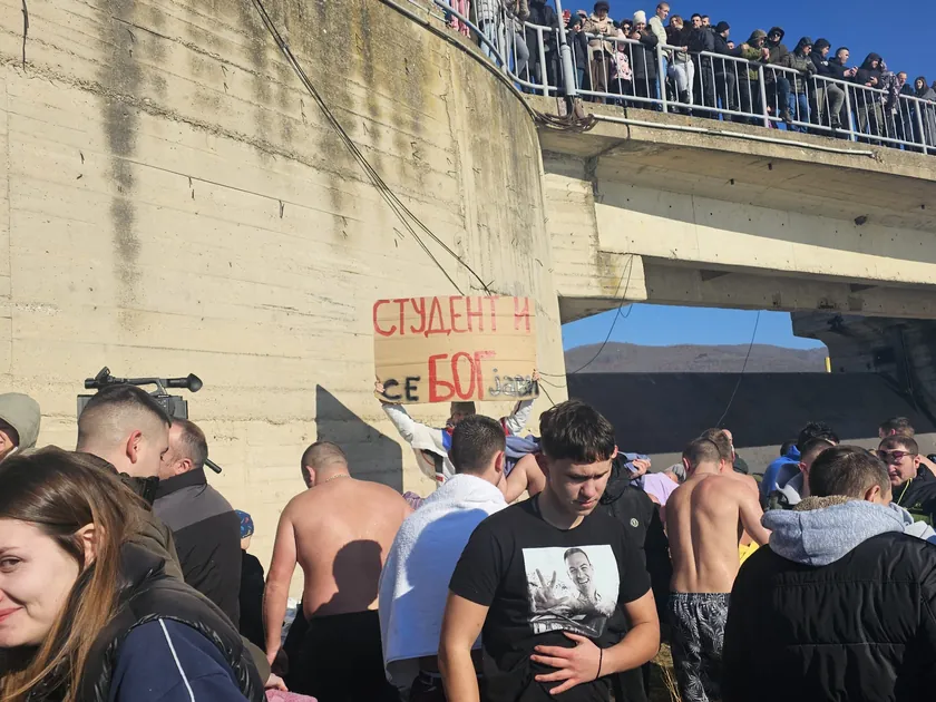 Gazivode Gölü'nde Klise Yüzme Etkinliğinde "Studenti, Bog se javi" Pankartı Açıldı