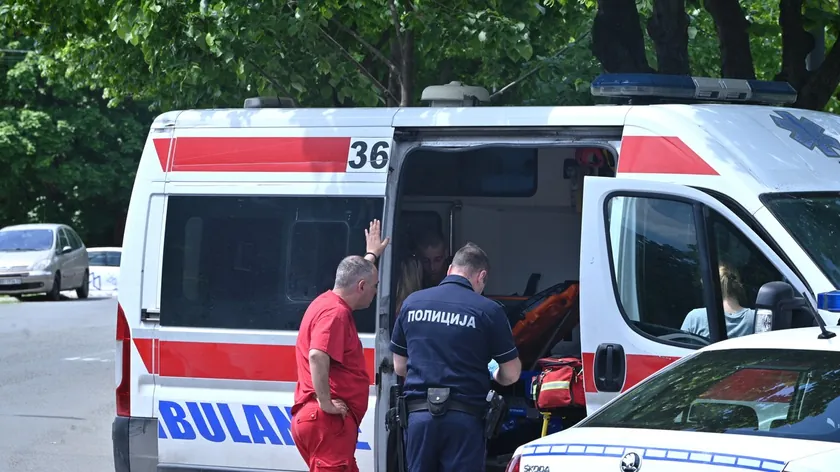 Sırbistan'da Batajnički Yolu'nda trafik kazası: Kadın yaralandı, otomobil takla attı