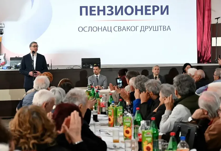 Sırbistan Cumhurbaşkanı Aleksandar Vučić tekrar emeklilerle mektup gönderiyor ve kişisel verileri kötüye kullanıyor Onlara yardım alacaklarını ve yakınlarda daha iyi bir yaşam süreceklerini hatırlatıyor
